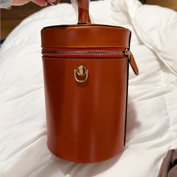 Silver & Riley 

NOLA BUCKET LEATHER BAG IN MANDARIN ORANGE